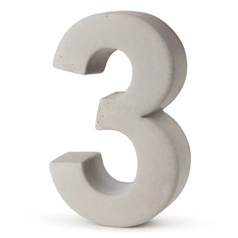 L'Enrico béton 30 cm par yessential.fr est une sculpture numéro 3 tridimensionnelle en béton gris clair qui se tient debout sur un fond blanc.