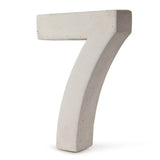 Un numéro 7 en béton gris clair tridimensionnel de 20 cm du béton Enrico de yessential.fr se tient debout sur un fond blanc. La surface mouchetée le met en valeur comme un numéro de maison élégant en béton durable.