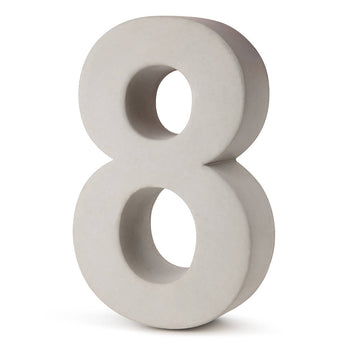 Le béton Enrico 20 cm de yessential.fr est un numéro 8 gris clair tridimensionnel en béton durable, debout sur un fond blanc - un numéro de maison parfaitement élégant.