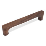 La poignée Salgado Walnut de yessential.fr présente une finition élégante en noyer foncé, des coins arrondis et un design moderne - parfait pour les tiroirs ou les armoires. Cet élégant manche en bois est présenté sur un fond blanc.