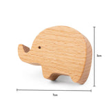 L'éléphant Bambino de yessential.fr est un éléphant à bouton de meuble en 7 cm x 5 cm pour la chambre de bébé, présenté un design simple avec un grain de bois visible, un corps rond, une grande cour et un petit œil au beurre noir.