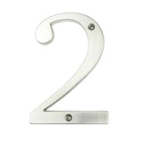 Le Matteo Nickel 10 cm de yessential.fr est une plaque numéro 2 en métal argenté avec un design brossé et deux trous de vis, représenté sur un fond blanc - un complément idéal à toute collection de numéros de maison.