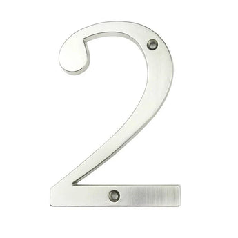 Le Matteo Nickel 10 cm de yessential.fr est une plaque numéro 2 en métal argenté avec un design brossé et deux trous de vis, représenté sur un fond blanc - un complément idéal à toute collection de numéros de maison.