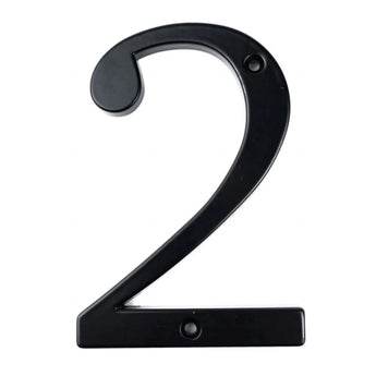 Le numéro de maison Matteo Black 10 cm de yessential.fr, en plastique ou en métal avec deux trous de montage, est parfait comme numéro de porte ou mural noir élégant. Sur un fond blanc uni pour un look moderne.