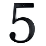 Le numéro de maison « 5 » yessential.fr Matteo Black 10 cm a une finition métallique élégante, deux trous de montage (haut et bas) et un fond blanc - idéal pour une utilisation comme panneau de numéro de maison élégant pour la porte d'entrée.