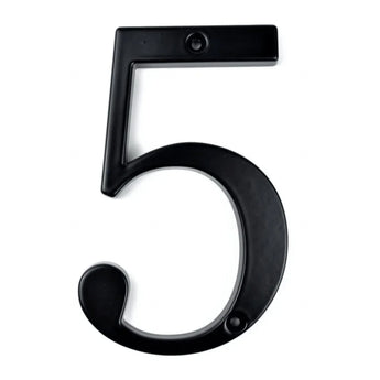 Le numéro de maison « 5 » yessential.fr Matteo Black 10 cm a une finition métallique élégante, deux trous de montage (haut et bas) et un fond blanc - idéal pour une utilisation comme panneau de numéro de maison élégant pour la porte d'entrée.