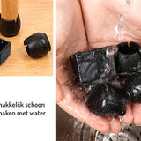 Un rince principale quatre Paco Set noirs Ø 12-16mm de yessential.fr sous l'eau courante. À gauche, les capotes des pieds de méridienne sont présentées séparément, sur les pieds de méridienne. Le texte en anglais est le suivant : Facile à netyer avec de l'eau.