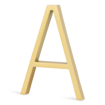 L'Amato Gold 12,5 cm de yessential.fr est une lettre A tridimensionnelle de couleur dorée qui tient debout et apporte une élégance moderne à n'importe quelle pièce.