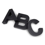 L'Angelo Black 30 cm de yessential.fr comporte des lettres 3D noires audacieuses A, B et C placées en diagonale sur du blanc - idéales pour les numéros de maison modernes ou pour faire une déclaration avec un look de numéro de maison noir saisissant.