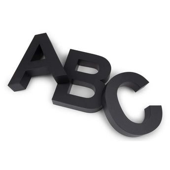 L'Angelo Black 30 cm de yessential.fr comporte des lettres 3D noires audacieuses A, B et C placées en diagonale sur du blanc - idéales pour les numéros de maison modernes ou pour faire une déclaration avec un look de numéro de maison noir saisissant.