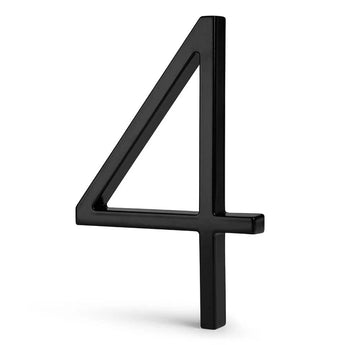 Un numéro 4 noir en trois dimensions se dresse sur un fond blanc uni, avec le numéro de maison Amato Black 15 cm yessential.fr.