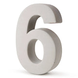 Le béton Enrico 30 cm de yessential.fr est un chiffre six tridimensionnel gris clair qui se tient debout sur un fond blanc.