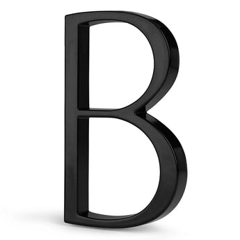 L'Amato Black 12,5 cm de yessential.fr est une grande lettre B noire en 3D inspirée des numéros de maison noirs modernes, debout sur un fond blanc.
