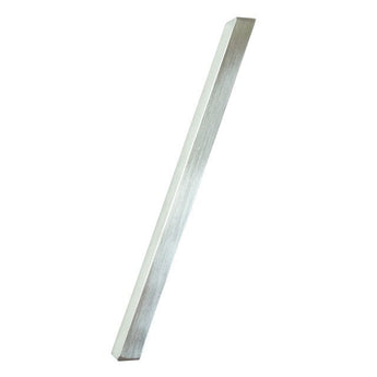 Une barre Amato Chrome élégante et rectangulaire de 12,5 cm de yessential.fr avec une finition métallique brillante est affichée en diagonale sur un fond blanc. Une extrémité est inclinée, faisant écho au style moderne des numéros de maison chromés.