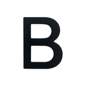 Une lettre majuscule noire et audacieuse du numéro de maison Animo Black 7,6 cm (sans perçage) de yessential.fr se dresse sur un fond blanc - idéal comme numéro de maison autocollant moderne pour les adresses contemporaines.
