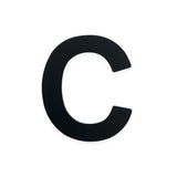 Une lettre C noire audacieuse (7,6 cm) de la collection Animo Black 7,6 cm (sans perçage) de yessential.fr sur fond blanc uni - idéale pour les numéros de maison autocollants.