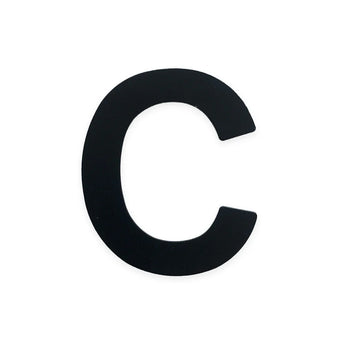 Une lettre C noire audacieuse (7,6 cm) de la collection Animo Black 7,6 cm (sans perçage) de yessential.fr sur fond blanc uni - idéale pour les numéros de maison autocollants.