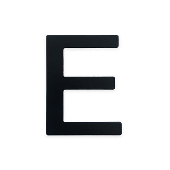 Une grande lettre majuscule noire et audacieuse E (7,6 cm) de la série Animo Black 7,6 cm (sans perçage) de yessential.fr sur fond blanc uni - idéale pour les numéros de maison autocollants.