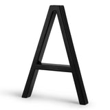 L'Amato Black 12,5 cm de yessential.fr est une lettre noire 3D A, debout sur un fond blanc avec une ombre douce projetée vers la gauche, conçue comme des numéros de maison modernes noirs - parfait pour les affichages modernes.