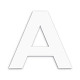 L'Adamo White 20 cm de yessential.fr présente une lettre majuscule audacieuse A en blanc avec une ombre subtile sur un fond blanc uni.