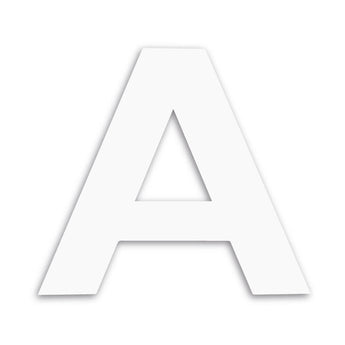 L'Adamo White 20 cm de yessential.fr présente une lettre majuscule audacieuse A en blanc avec une ombre subtile sur un fond blanc uni.