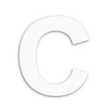 Une lettre majuscule audacieuse C en Adamo White 20 cm de yessential.fr sur un fond blanc uni avec une ombre subtile - idéal comme numéro de maison frappant ou numéro de maison élégant.
