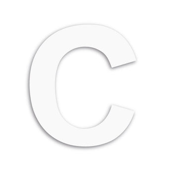 Une lettre majuscule audacieuse C en Adamo White 20 cm de yessential.fr sur un fond blanc uni avec une ombre subtile - idéal comme numéro de maison frappant ou numéro de maison élégant.