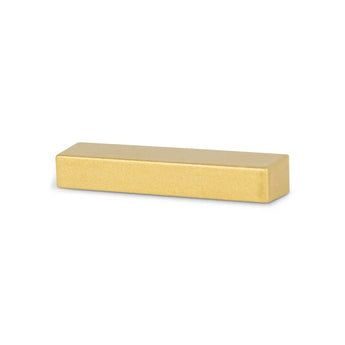 L'Amato Gold 15 cm de yessential.fr est un lingot d'or rectangulaire avec des surfaces lisses et plates et des bords tranchants, sur un fond blanc uni.