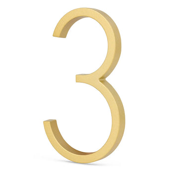 L'Amato Gold 15 cm de yessential.fr est un chiffre 3 tridimensionnel doré sur fond blanc - idéal comme numéro de maison moderne et élégant.