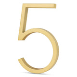 L'Amato Gold 12,5 cm de yessential.fr se tient debout sur un fond blanc ; Ces numéros de maison modernes de couleur dorée sont parfaits pour une entrée élégante.