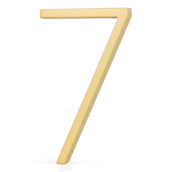 Un numéro 7 métallique de couleur dorée, l'Amato Gold 12,5 cm de yessential.fr, se tient debout sur un fond blanc - un style moderne de numéros de maison de couleur dorée.