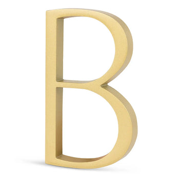 L'Amato Gold 12,5 cm de yessential.fr est une lettre majuscule dorée tridimensionnelle B qui se tient debout sur un fond blanc - idéale pour ceux qui recherchent des numéros de maison dorés modernes ou élégants.