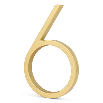 L'Amato Gold 15 cm de yessential.fr, un numéro de maison 6 de couleur dorée, se tient debout sur un fond blanc et est parfait pour les numéros de maison modernes.
