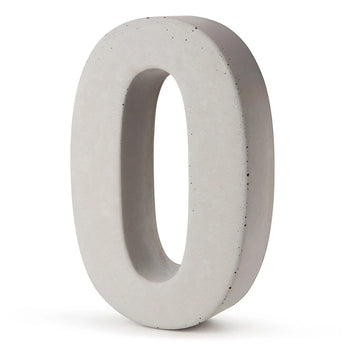 Un grand chiffre zéro blanc tridimensionnel en béton Enrico 20 cm de yessential.fr se tient debout sur un fond uni. La surface lisse est ornée de taches sombres rappelant des numéros de maison en béton élégants et durables.