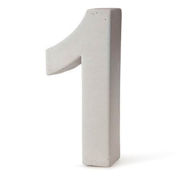 Le béton Enrico 30 cm de yessential.fr est une sculpture numéro un en béton gris clair robuste. Ce superbe numéro de maison 3D tient debout et a une finition lisse, parfait pour être accroché avec style à l'extérieur ou à l'intérieur.