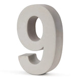 Un chiffre neuf tridimensionnel gris clair se dresse sur un fond blanc, avec une finition mate lisse comme le béton Enrico 30 cm de yessential.fr, avec des ombres douces offrant un look moderne et élégant.