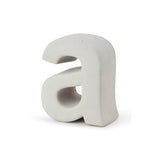 Le béton Enrico 20 cm de yessential.fr est une sculpture d'un petit "a" blanc et tridimensionnel d'un policier rond et audacieux, le béton est résistant et conçu sur un fond blanc uni.
