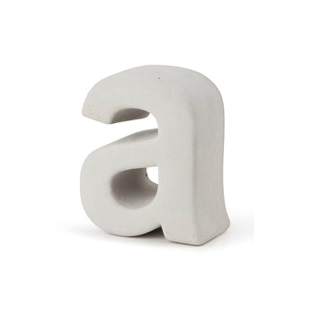 Le béton Enrico 20 cm de yessential.fr est une sculpture d'un petit "a" blanc et tridimensionnel d'un policier rond et audacieux, le béton est résistant et conçu sur un fond blanc uni.