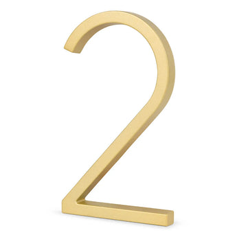 L'Amato Gold 15 cm de yessential.fr est un numéro 2 3D de couleur or qui se tient debout sur un fond blanc - parfait pour ajouter des numéros de maison dorés modernes et élégants à votre maison.