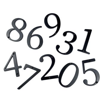 Les numéros de maison Matteo Black 10 cm de yessential.fr (0-9) sont affichés sur un fond blanc, chacun avec de petits trous pour le montage. Ces pièces noires de numéro de maison modernes et durables apportent un style élégant à votre maison.