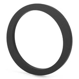 Une bague ronde en métal noir de yessential.fr, la Milano Black 15 cm, se tient debout dans un coin sur un fond blanc. Avec une fine finition mate, il met en valeur le style élégant des numéros de maison modernes en noir.