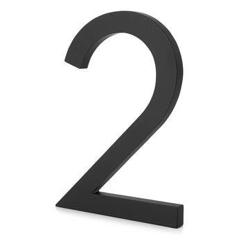 Le numéro de maison 2 yessential.fr Milano Black 15 cm se tient debout sur un fond blanc et offre une façon élégante et moderne d'afficher avec style votre numéro de maison à votre porte.