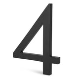 Le numéro de maison 4 Milano Black 15 cm de yessential.fr se tient debout et en trois dimensions sur un fond blanc.
