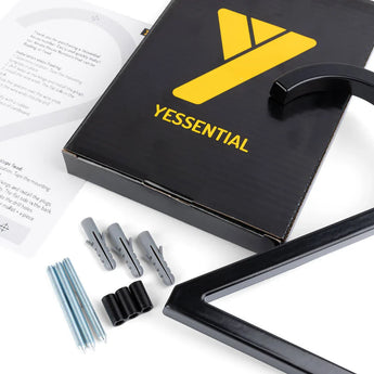 Une boite noire yessential.fr avec un grand Y jaune, le numéro de maison Amato Black 15cm en métal noir, trois chevilles grises, trois vis, trois entretoises noires et une notice d'instructions sur surface blanche.