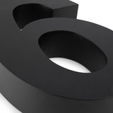 Gros plan du numéro de maison six (6) Angelo Black 30 cm de yessential.fr au design épuré, idéal comme numéro de maison 3D pour les maisons modernes sur fond blanc.