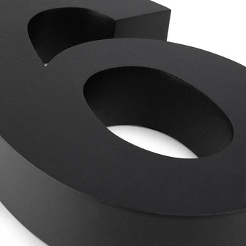 Gros plan du numéro de maison six (6) Angelo Black 30 cm de yessential.fr au design épuré, idéal comme numéro de maison 3D pour les maisons modernes sur fond blanc.
