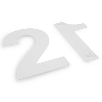 Deux grands numéros de maison Adamo White plats de 15 cm de yessential.fr reposent sur une surface blanche. Chaque numéro de maison blanc est doté de petits clips de montage au dos, parfaits pour ajouter une touche élégante à l'entrée de votre maison.