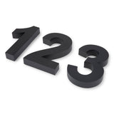Les numéros de maison Angelo Black 30 cm 1, 2 et 3 de yessential.fr sont grands et tridimensionnels, placés en rangée sur un fond blanc et visibles sous un angle.