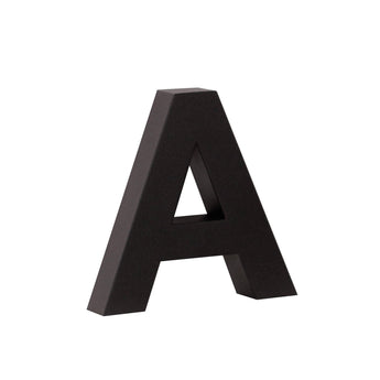 L'Angelo Black 20 cm de yessential.fr est une lettre majuscule noire élégante en trois dimensions qui se tient debout sur un fond blanc, parfaite pour les numéros de maison modernes.