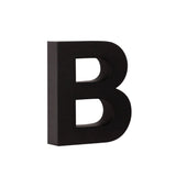 L'Angelo Black 20 cm de yessential.fr est une lettre majuscule noire tridimensionnelle B qui se dresse sur un fond blanc et a un look élégant et moderne qui rappelle les numéros de maison en 3D.